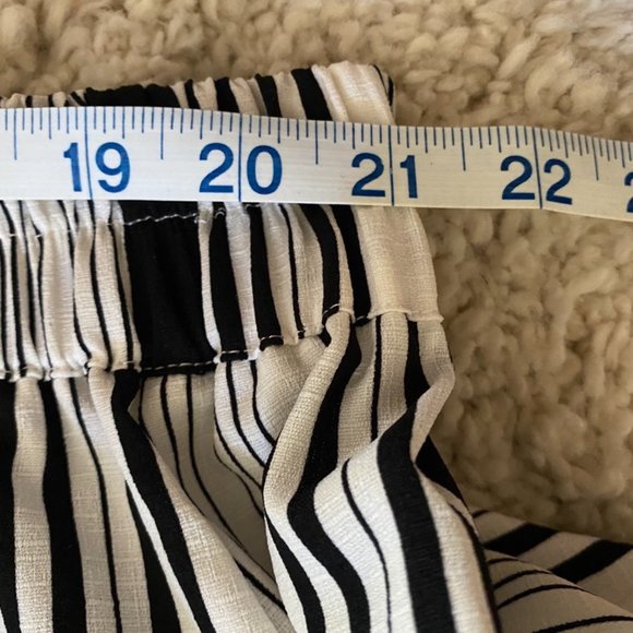 It Girl Black and White Off Shoulder Blouse NWT - Picture 6 of 9